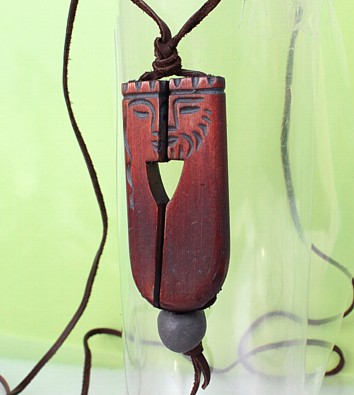 Ethno-Schmuck, Schutzamulett aus Holz, Kunsthandwerk
